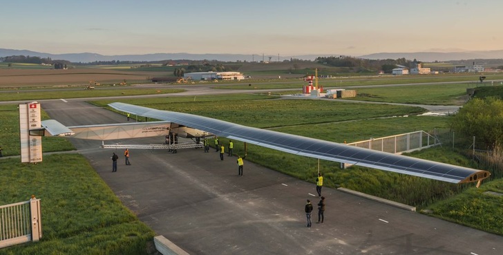 Solar Impulse 2 hat den Hangar auf dem Militärflughafen im Schweizerischen Payerne verlassen und steht für abschließende Checks neben dem Rollfeld.