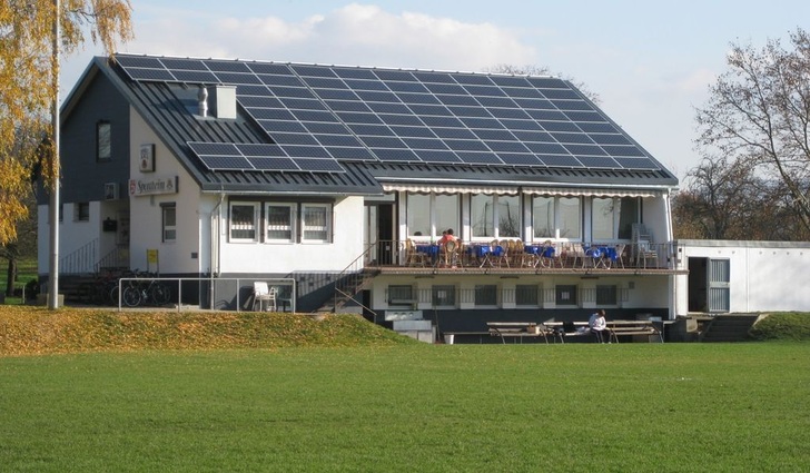 Die Solaranlage versorgt die sanitären Einrichtungen und das gastronomische Angebot im Vereinsheim.