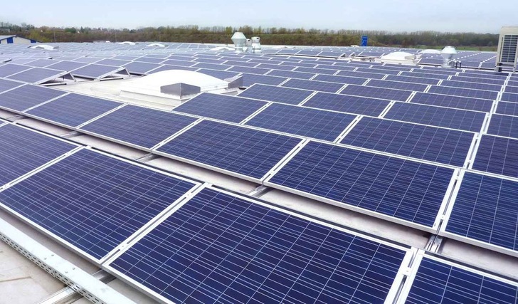 Eigener Strom vom Dach liegt im Trend. - © Naturstrom AG
 Eigener Strom vom Dach liegt im Trend.