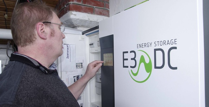 Ein immer häufigeres Bild: ein Batteriespeicher im Keller.