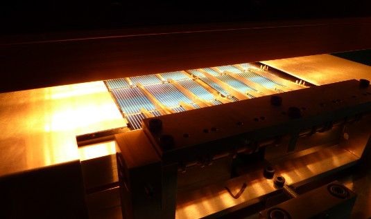 Nachdem die Zellen geteilt wurden, werden sie automatisch verlötet und zu einem Modul zusammengestellt.