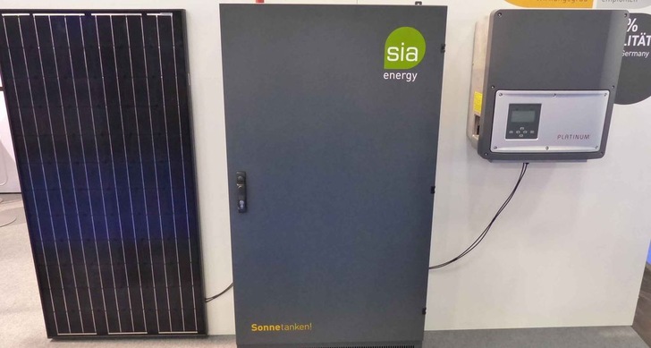Sia Energy stellt ihren Batteriespeicher auf der Intersolar vor. - © nhp
