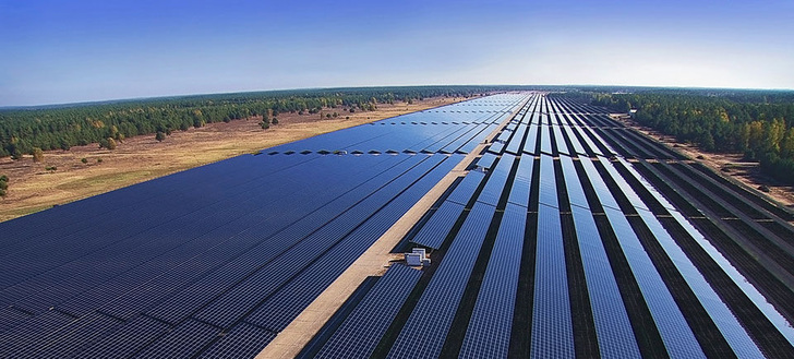 Beide Unternehmen bauten 2013 den 128-Megawatt-Solarpark im brandenburgischen Templin. - © SMA
