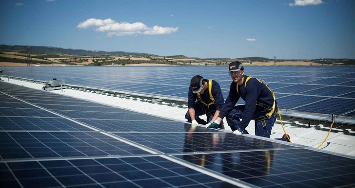 Ein Flachdach in Spanien wird mit REC-Modulen bestückt. - © REC
 Ein Flachdach in Spanien wird mit REC-Modulen bestückt.