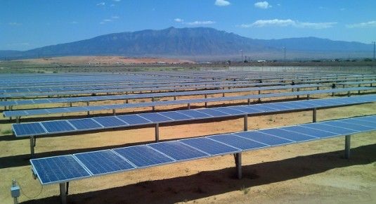 In den USA ist viel Platz für Solarparks. Weit entfernt von bewohnten Gegenden stören sie niemanden. In der Wüste sind sie auch keine Konkurrenz zur landwirtschaftlichen Nutzung der Flächen.
