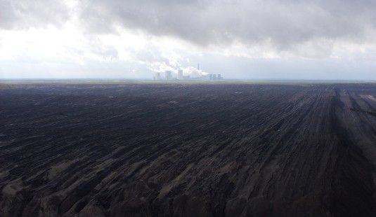 Der Braunkohletagebau hinterlässt nicht nur eine zerstörte Landschaft vor Ort. Vattenfall will mit Unterstützung der Landesregierung in Potsdam jetzt auch Photovoltaik- und Windkraftanlagen abbaggern. Sie sollen einem neuen Tagebau weichen. - © Julian Nitzsche/pixelio.de
