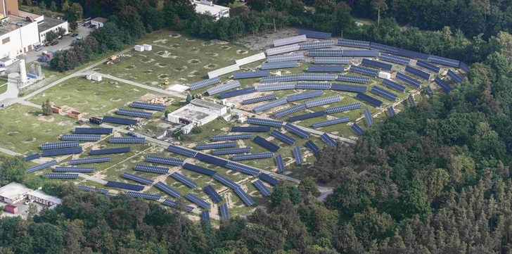 Das neue Solar- und Speicherkraftwerk steht auf dem Campus Nord des KIT. - © KIT
 Das neue Solar- und Speicherkraftwerk steht auf dem Campus Nord des KIT.