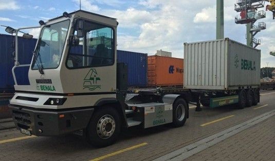 Bis zu 20 Tonnen kann ein Container wiegen. Für den Elektrolaster ist das kein Problem. Mit 190 Pferdestärken zieht er sie souverän durch Berlin. - © Katharina Branske/KV-E-Chain
