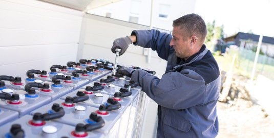 In den kommenden Jahren werden vor allem Wohngebäude, auf denen Solaranlagen stromen, mit Stromspeichern ausgerüstet. - © BSW-Solar/Bormann
