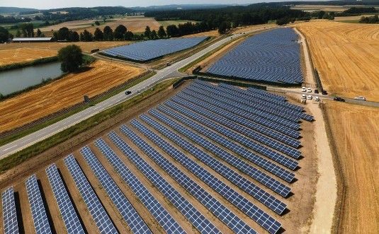 Da der Solarpark entlang der Bundesstraße steht, muss der Planer darauf achten, dass die Autofahrer nicht von den Modulen geblendet werden, wenn die Sonne "ungünstig" steht. - © Heckert Solar
