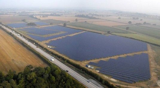 Der Solarpark Dillington Farm in Whitelackington, Sommerset, ist mit seinen sieben Megawatt Lesitung noch vergleichsweise klein. - © Goldbeck Solar
