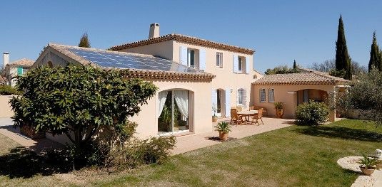 In Frankreich bekommen die dachintegrierten Anlagen einen Bonus.