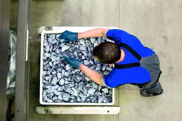 Produktion: Das hochreine Silizium wird in eine beschichtete Kokille aus hochreinem Quarzgut gegeben. - © Solarworld
 Produktion: Das hochreine Silizium wird in eine beschichtete Kokille aus hochreinem Quarzgut gegeben.