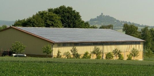 Bezieht der Anlagenbetreiber keinen Strom aus dem Netz für seinen Generator, muss er auch keinen Bezugszähler bezahlen. - © Wagner & Co. Solartechnik
