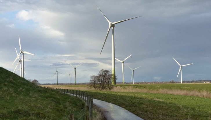Viele Windkraftanlagen stehen am Deich bei Husum in Schleswig-Holstein. - © nhp

