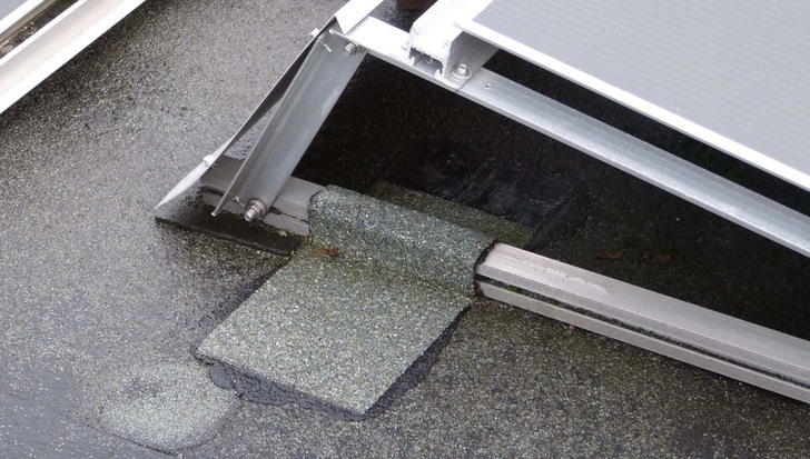 Eine Befestigung mit verschweißten Bitumenbahnstreifen oder die Fixierung mit Klebelaschen auf Folie ist nur mit einer allgemeinen bauaufsichtlichen Zulassung erlaubt.