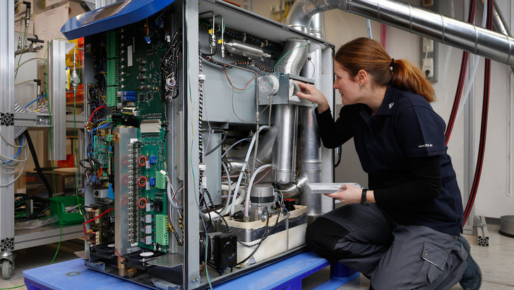 Ziel des VDE: Frauen in der Energieforschung wie hier beim DLR. - © DLR
