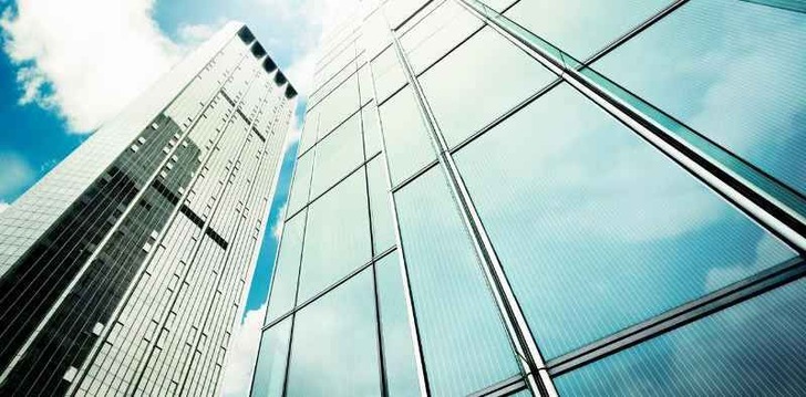Eine Fassade mit Photovoltaik, die auch Energie produziert.
