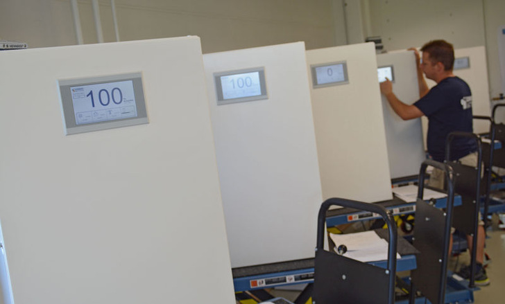 Speicher vor dem Boom: Die Batteriespeicherproduktion von Sonnenbatterie.