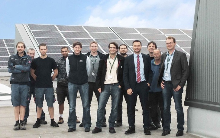 Die neue Solaranlage auf der Produktionshalle hat eine Leistung von knapp 675 Kilowatt. - © ARCO
