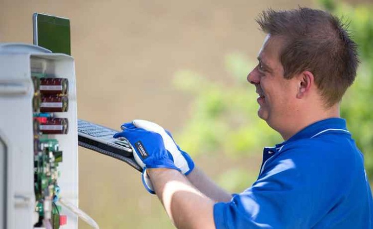 Ein Techniker bei der Nachrüstung einer Anlage.