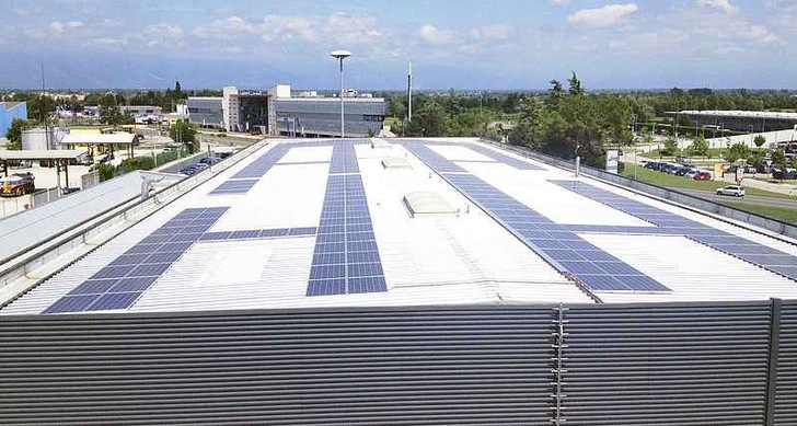 Die Photovoltaikanlage mit 100 Kilowatt Leistung auf dem Firmengebäude. - © Omnia Energy
 Die Photovoltaikanlage mit 100 Kilowatt Leistung auf dem Firmengebäude.