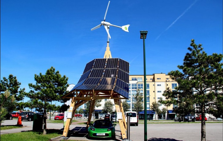 Ein Carport mit Photovoltaikanlage und einer Kleinwindanlage, die 3,5 Kilowatt leistet. - © Bundesverband Kleinwindanlagen
