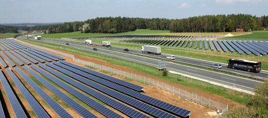 Umstritten sind die Solaranlagen an den Rändern von Autobahnen oder Schienenwegen. Für den Bauernverband entsteht durch den Bau von Anlagen auf diesen Flächen zusätzlicher Flächenbedarf, weil Zufahrtswege erschlossen werden müssen. - © IBC Solar
