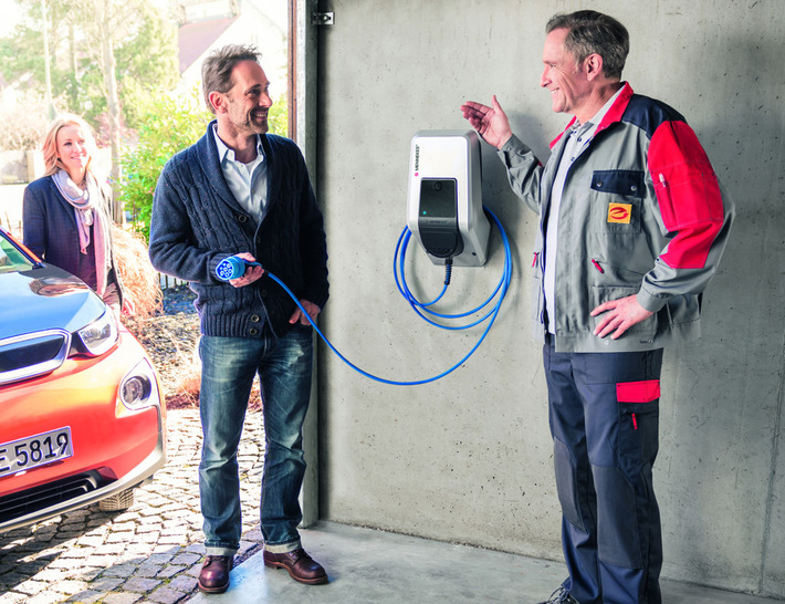 Die neue Wallbox Amtron bietet vielen Solarkunden den komfortablen Einstieg in die Elektromobilität. - © Mennekes
