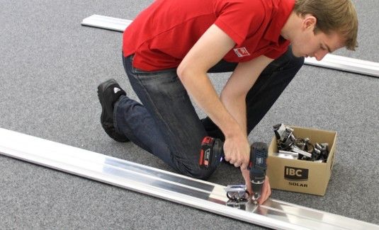 Beim Montagetest der Zeitschrift photovoltaik haben die Produktmanager von IBC Solar ein Zwei-Kilowatt-System innerhalb von acht Minuten und 37 Sekunden aufgebaut.