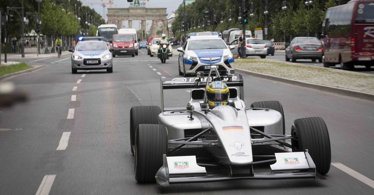 Fahrt in der neuen Rennklasse Formel E durch Berlin. Die deutsche Hauptstadt ist eine von zehn Metropolen, die sich an der neuen Rennserie beteiligen. - © FIA Formula E
