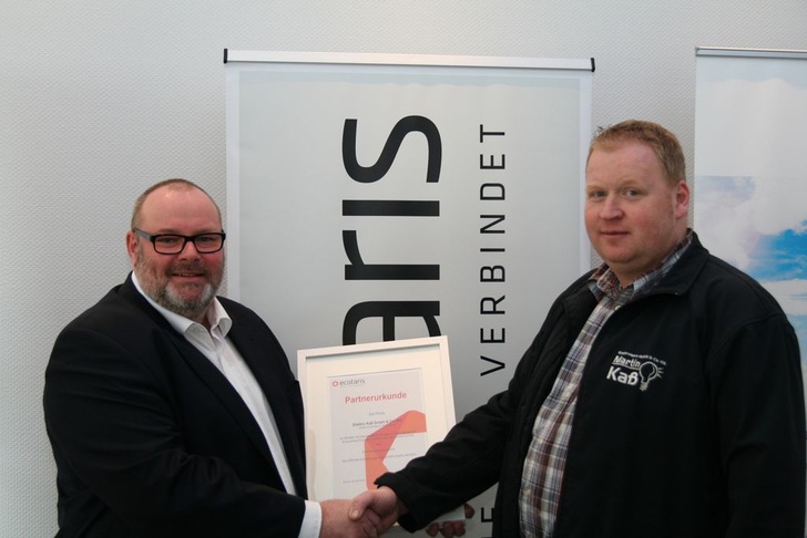 Martin Kaß (rechts), Geschäftsführer der Elektro Kaß GmbH & Co.KG aus Borken, nimmt die Partnerurkunde von Jens Hütter in Empfang. Hütter ist Geschäftsführer von Ecotaris und Autor unseres Beitrages.