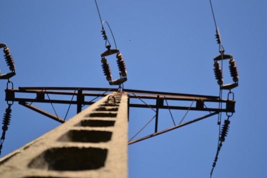 Die Stadtwerke Burg stehen mit der Leitung in der Hand vorm Netzanschluss. Der Betreiber weigert sich, den Generator anzuschließen. - © Velka Botička
