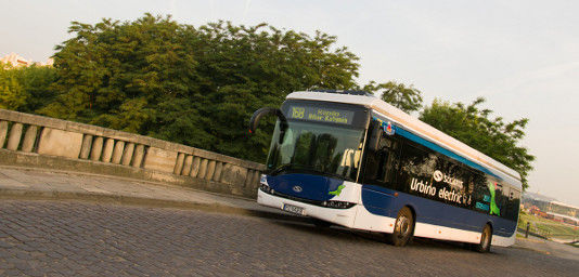 In Krakau sind die Elektrobusse schon unterwegs. Im kommenden Jahr werden sie auch in Berlin und in Dresden im Linienverkehr eingesetzt. - © Solaris

