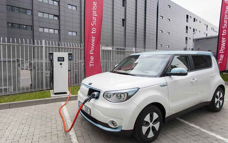 Schnell volltanken in Frankfurt an der 100-Kilowatt-Ladestation. - © Kia Motors
