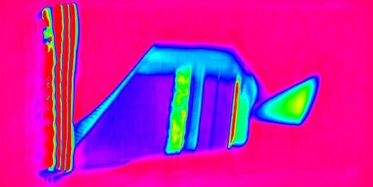 Ein tiefer Blick in die Solarzelle der Dänen. Das breite grüne Band in der Mitte ist die Silberelektrode. Darauf liegt eine Schicht leitendes Polymer. Die schmale Zinkoxid-Trennschicht zwischen den beiden Solarzellen ist das schmale dunkelblaue Band. - © Jens Wenzel Andreasen/DTU
