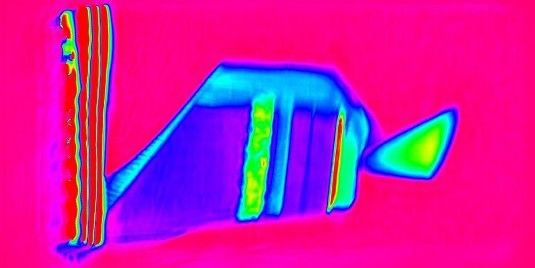 Ein tiefer Blick in die Solarzelle der Dänen. Das breite grüne Band in der Mitte ist die Silberelektrode. Darauf liegt eine Schicht leitendes Polymer. Die schmale Zinkoxid-Trennschicht zwischen den beiden Solarzellen ist das schmale dunkelblaue Band.