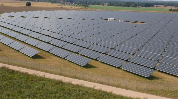Flyingeyes Germany analysiert Solarparks mit einer Drohne aus der Luft.