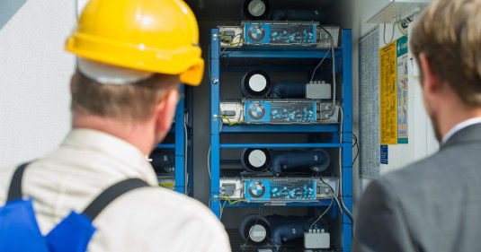 Derzeit betanken die Batterien in der Hafen City noch Elektroautos. In Zukunft sollen sie aber auch Regelenergie bereitstellen.