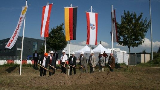 Der erste Spatenstich ist getan. Bis zum Herbst des kommenden Jahres soll die neue Niederlassung stehen. - © Solarfocus
