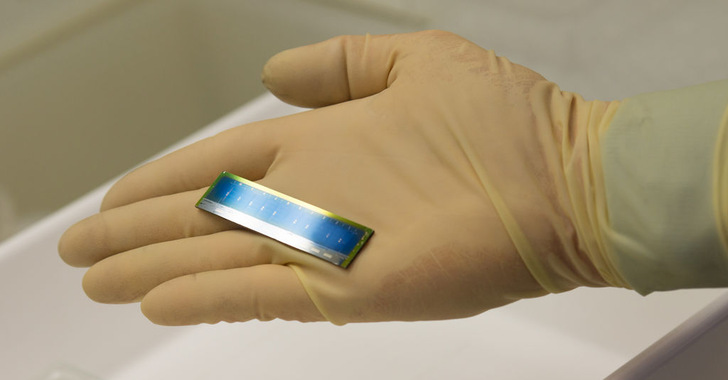 Einen halben Quadratzentimeter groß ist die Laborzelle, mit der das ZSW Stuttgart einen neuen Wirkungsgradrekord bei Dünnschicht erzielt.