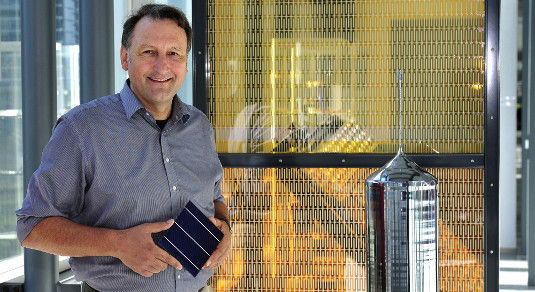 Stefan Glunz hat viele Ansätze verfolgt, um die Effizienz von Siliziumsolarzellen zu verbessern.