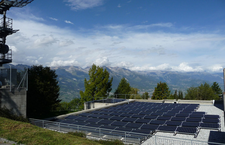 Auf der Sendestation in Haute Nendaz nahm Swisscom eine Solaranlage zum Eigenverbrauch in Betrieb. - © Swisscom Broadcast AG
 Auf der Sendestation in Haute Nendaz nahm Swisscom eine Solaranlage zum Eigenverbrauch in Betrieb.