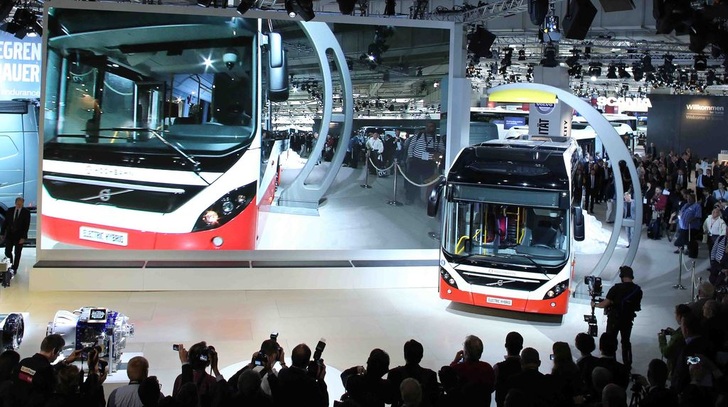 Großer (Bus)Bahnhof: Der Volvo 7900 Elektric Hybrid wird vorgestellt. An den Haltestellen kann er induktiv geladen werden. - © VDA
