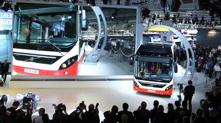 Großer (Bus)Bahnhof: Der Volvo 7900 Elektric Hybrid wird vorgestellt. An den Haltestellen kann er induktiv geladen werden.