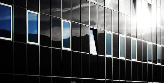 Seit Jahren liefert die Fassade des Enzian Towers in Bolzano/Bozen Strom für das Gebäude. Die aktive Gebäudehülle ist in Südtirol schon längst Realität geworden.