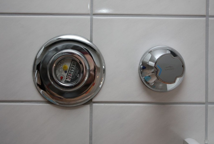 Der Bedarf an kaltem Trinkwasser ist ganzjährig hoch und relativ konstant. Ebenso der Energiebedarf für Brauchwasser.