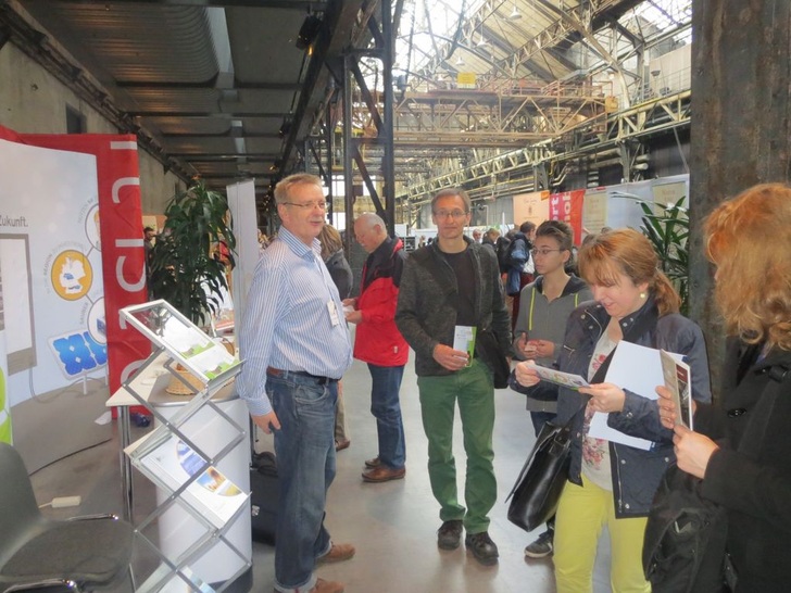 Rolf Zanner von PT Erneuerbare Energien im Gespräch mit Anlegern. - © PTEE
 Rolf Zanner von PT Erneuerbare Energien im Gespräch mit Anlegern.