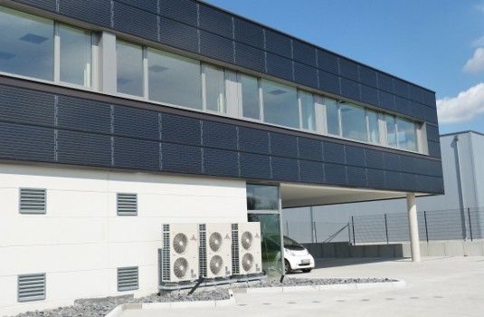 Die Photovoltaikmodule sind in die Fassade integriert. Sie decken zusammen mit dem Speicher 80 Prozent des Strombedarfs im Gebäude ab.