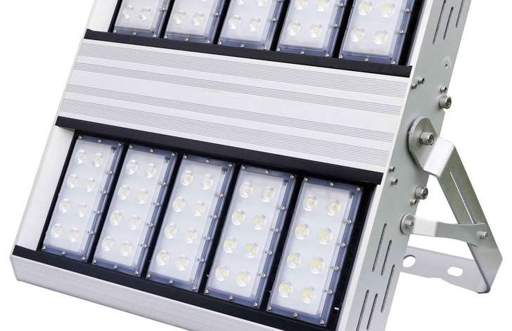 LED Hochregal- und Außenstrahler IP 65, mit 59.000 Lumen und 520 Watt.